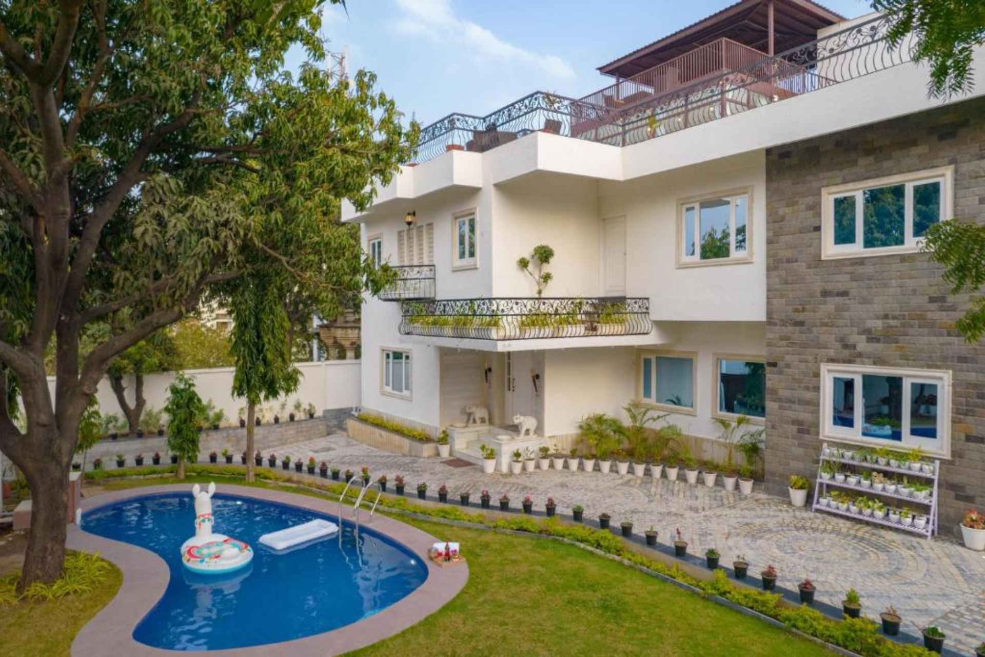 Luxury 8 Bedroom Villa - One-Amiras-banner