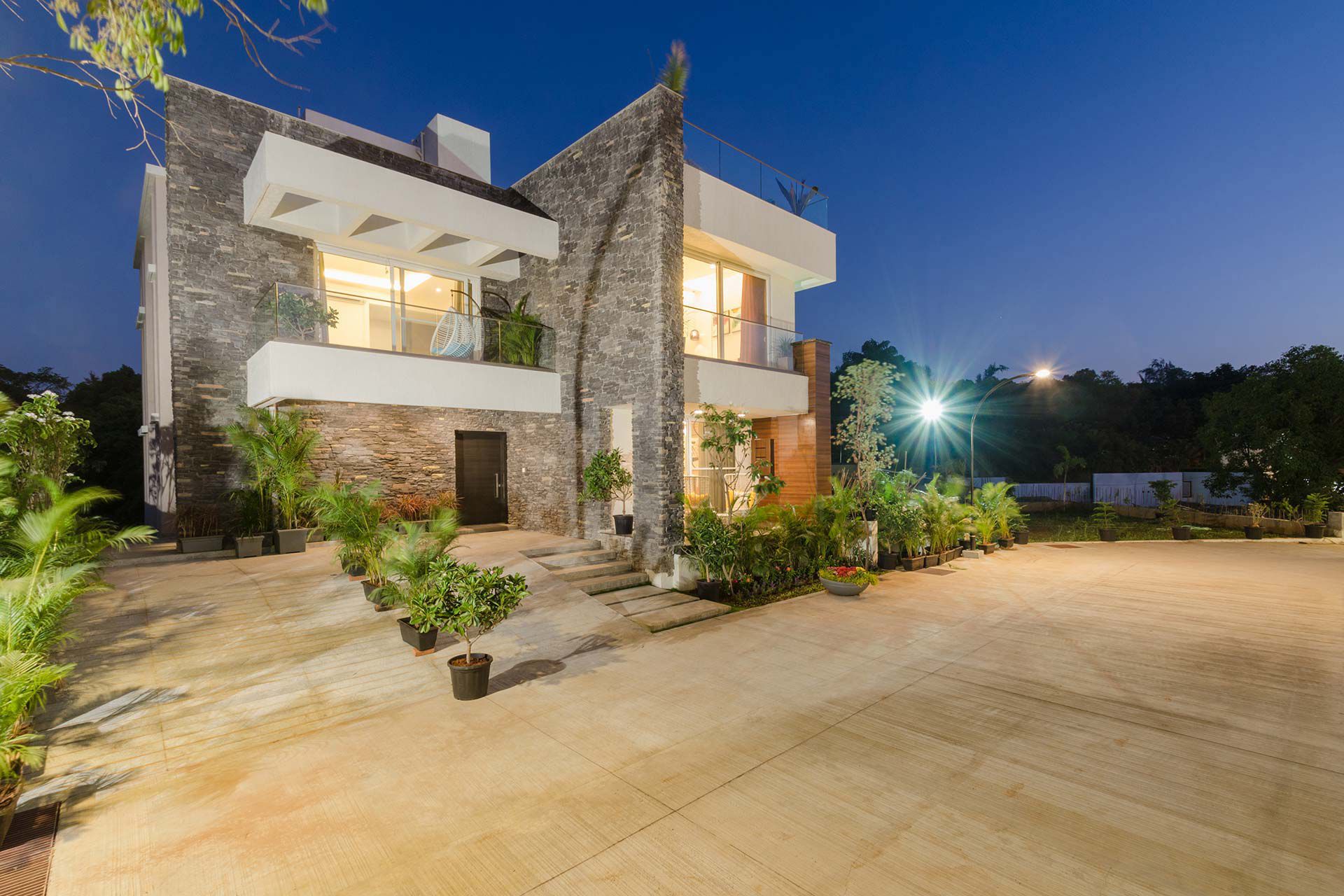 Luxury 8 bedroom villa in lonavala - Bianco-Verde-banner