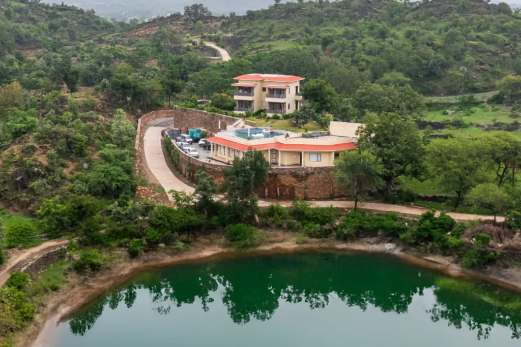 VODRJ100 – Luxury 5 BHK Villa With Garden In Udaipur