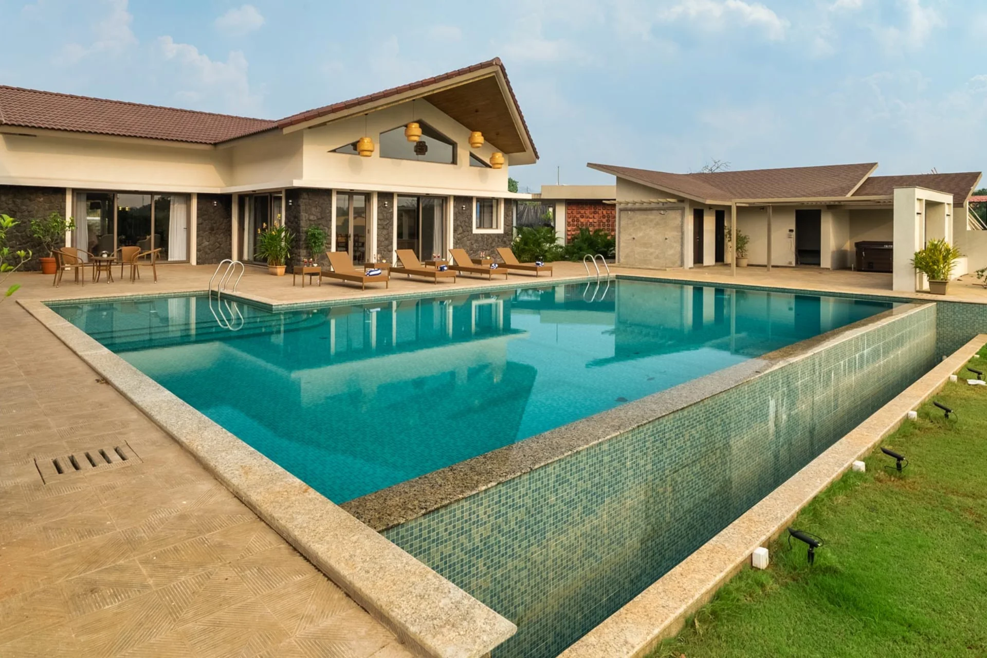 Luxury 6 BHK Lawn Villa - VODMH156-Alibaug-banner