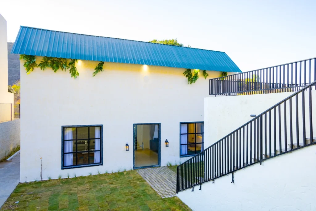 VODRJ117 – 3 BHK Hill View Villa In Udaipur
