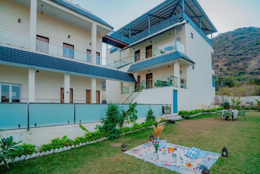 VODRJ151 – 6 BHK Mountain View Villa In Udaipur