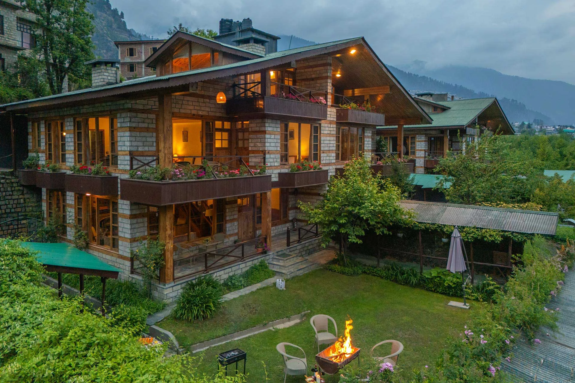 Luxury 9 BHK Villa With Lawn In Manali - VODHP30-Manali-banner